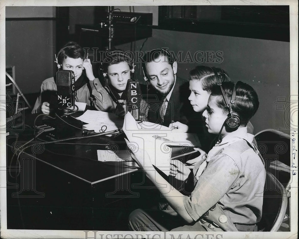 1940 Boy Scouts in New York talk to Londoners during siege via radio - Historic Images