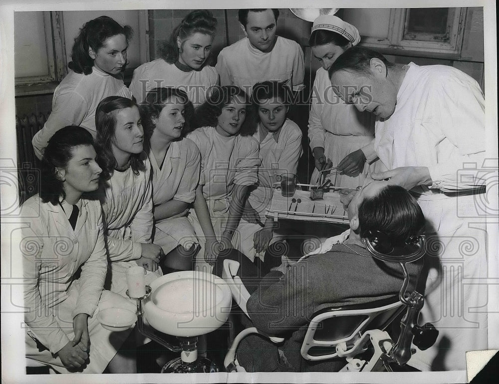 1949 Press Photo Professor Ulrich Fehr, Free University, Berlin Dental Students - Historic Images