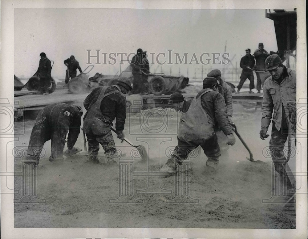 1941 Press Photo Laborers Lay Concrete For New Military Aircraft Plants - Historic Images