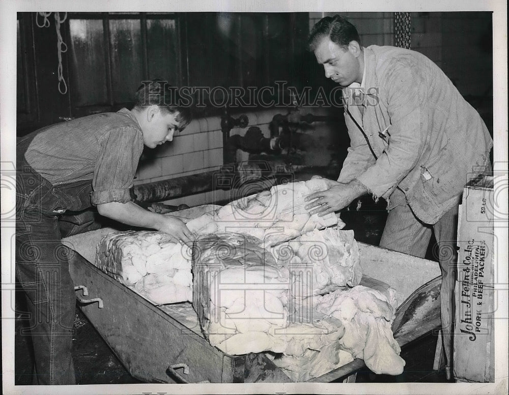 1943 Press Photo Lewis Chancey Augustus Tomlinson Pork Tripe Being Dumped - Historic Images
