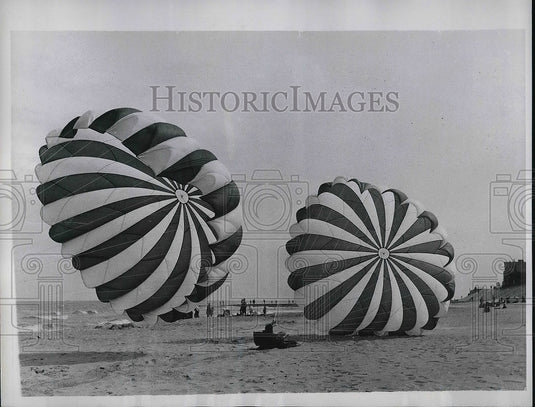 1961 Press Photo La Panne, Belgium parachtes along the coast - nea79885 - Historic Images