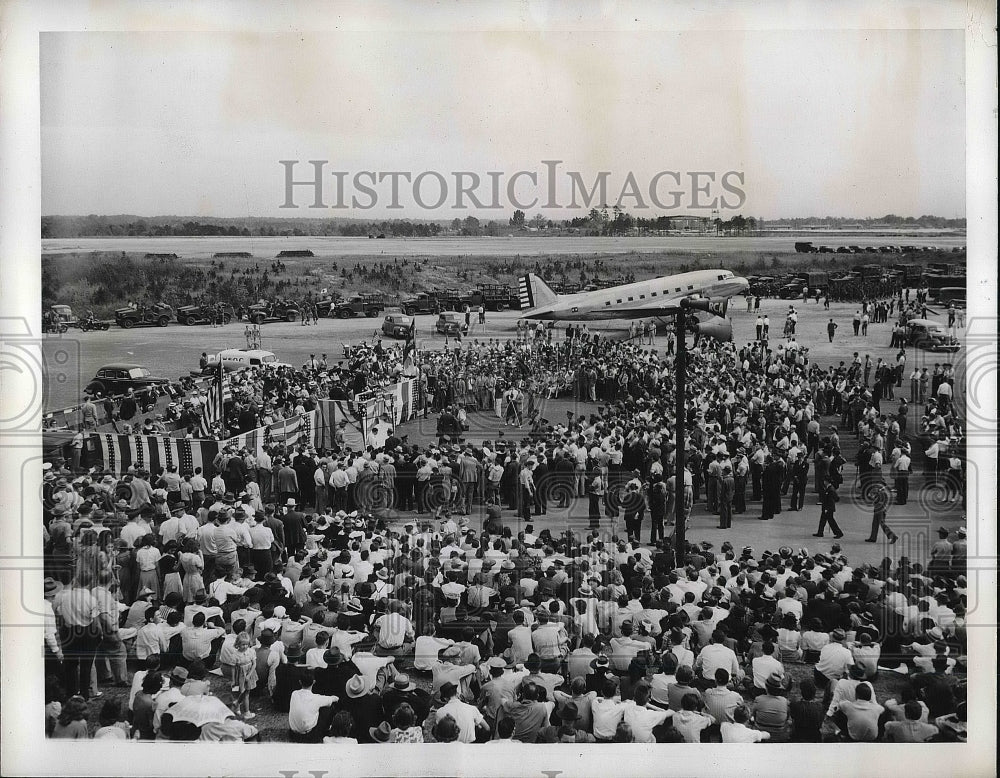 1941 Mayor LaGuardia Speaking at Douglas Airport Dedication - Historic Images