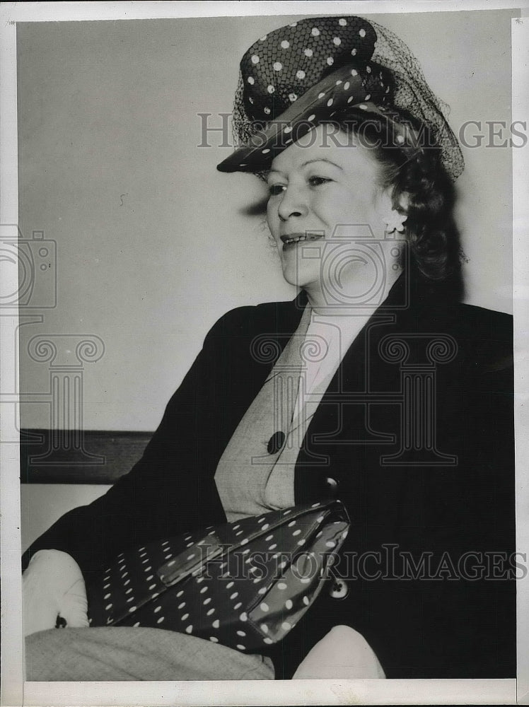 1944 Mrs Mildred Thomas at court for drunk driving  - Historic Images