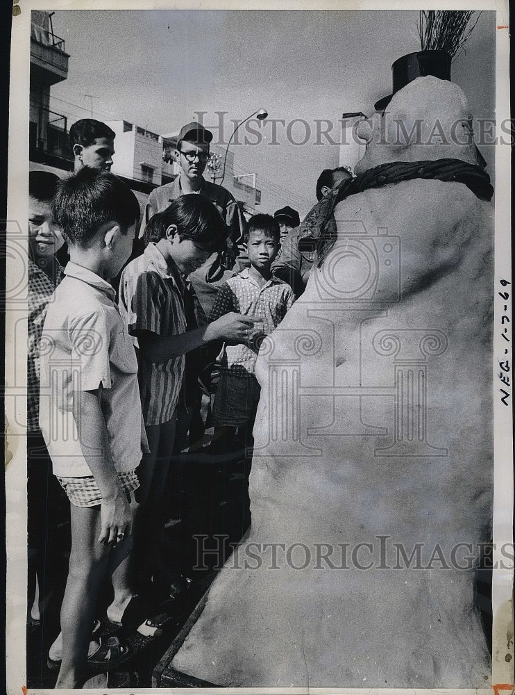 1969 Press Photo Saigon, S Vietnam, US GI &amp; kids with a snowman - nea79930 - Historic Images