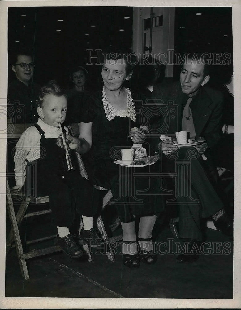 1949 Rawlings Company Chris Clark With Children  - Historic Images