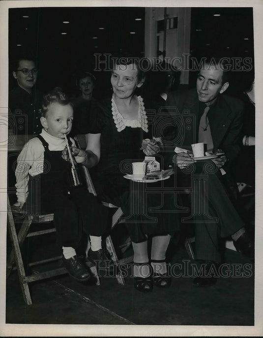 1949 Rawlings Company Chris Clark With Children  - Historic Images