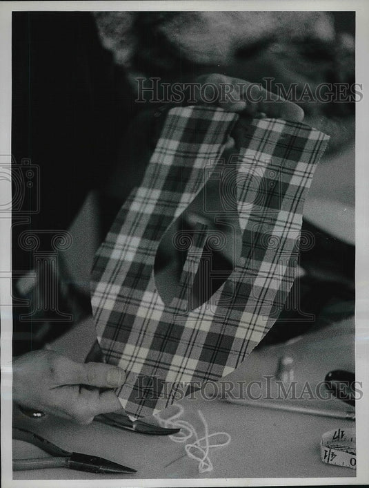 1963 Press Photo Shoemaking Device Mary Wales - nea79981 - Historic Images