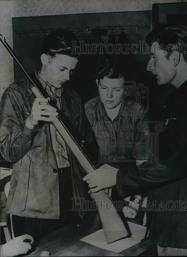 1953 Press Photo Communist Youth Organization Boys, Rifle, Humboldt University - Historic Images