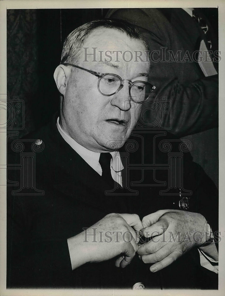 1944 Press Photo Capt. John Cuinn testifying in court - nea80108 - Historic Images