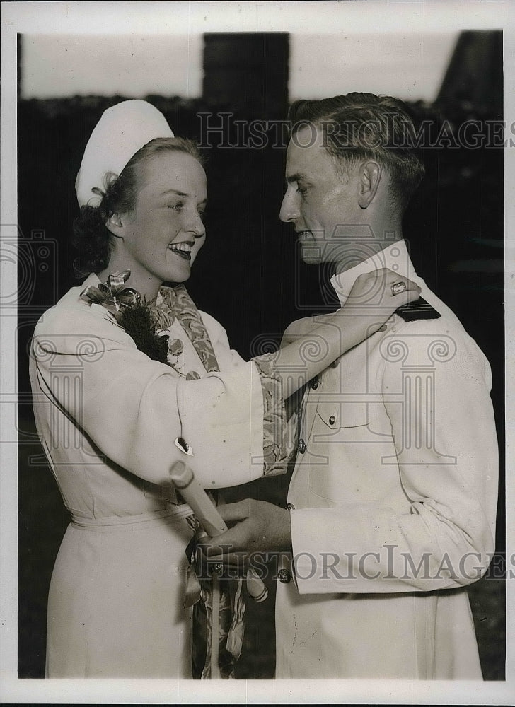 1938 Press Photo Ensign Frank Duady and Phyllis Hyatt at award ceremony - Historic Images