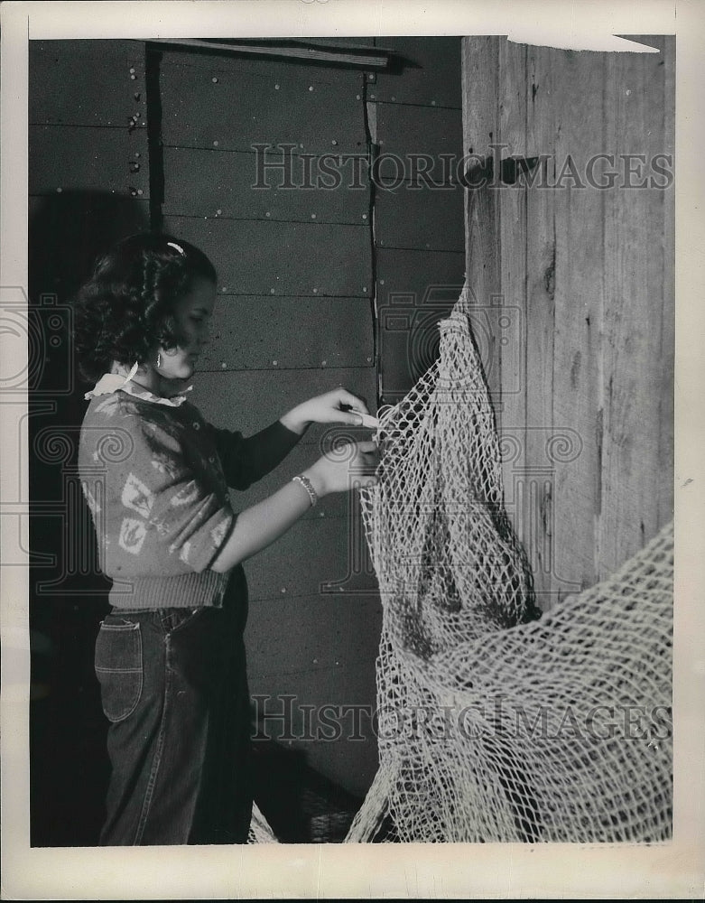 1948 Press Photo Sandra Gutherie age 11 Working on Shrimp Net - nea80146 - Historic Images