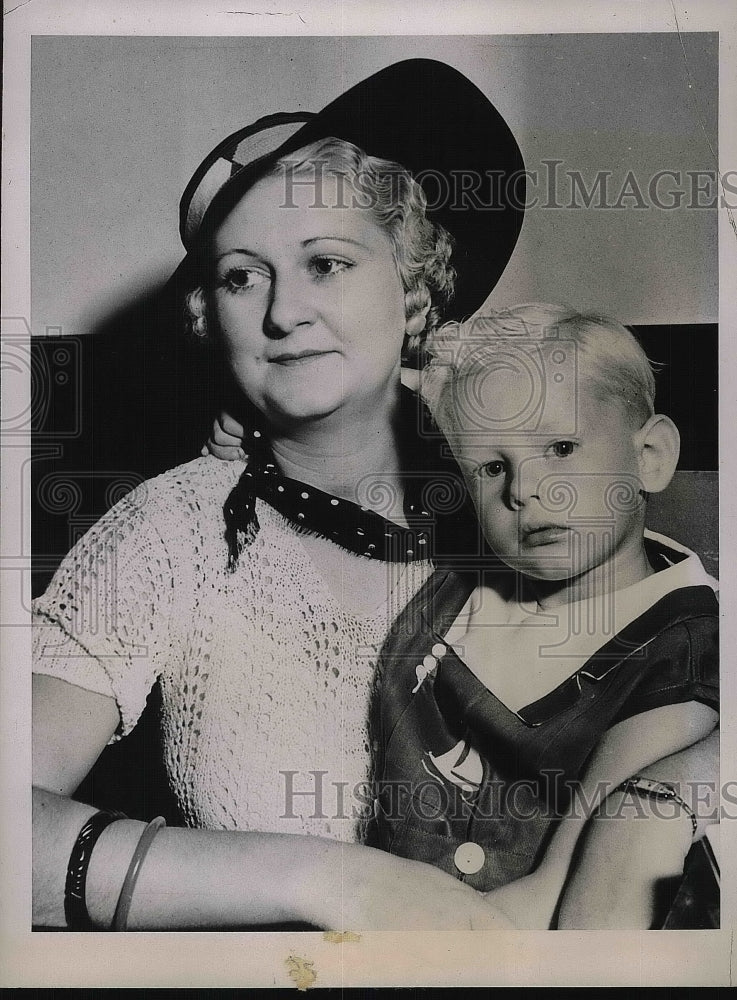 1936 Mrs. Gertie Sanders, &quot;Miss Tennessee&quot; with Son Charles in Court - Historic Images