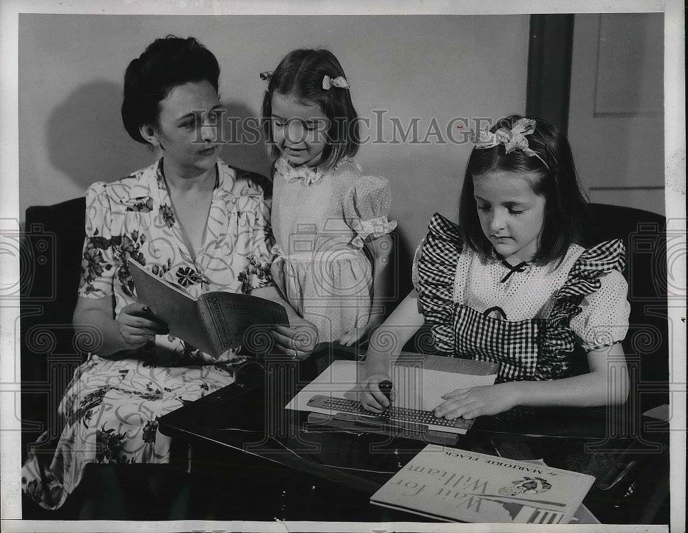 1945 Press Photo Mrs Angela Brown Mary Braille Books For Blind Children-Historic Images