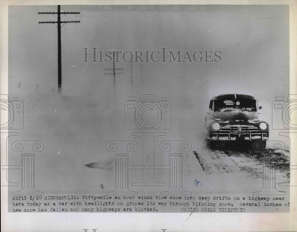 Press Photo A car braving the elements durinig a Minneapolis snowstorm. - Historic Images