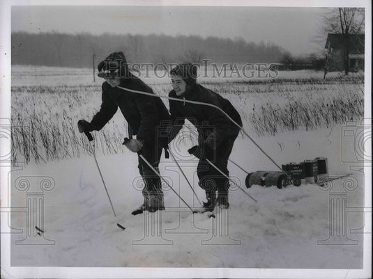 1956 Press Photo Delivering emergency oil supply Ronald Hutter Mike Epstein - Historic Images