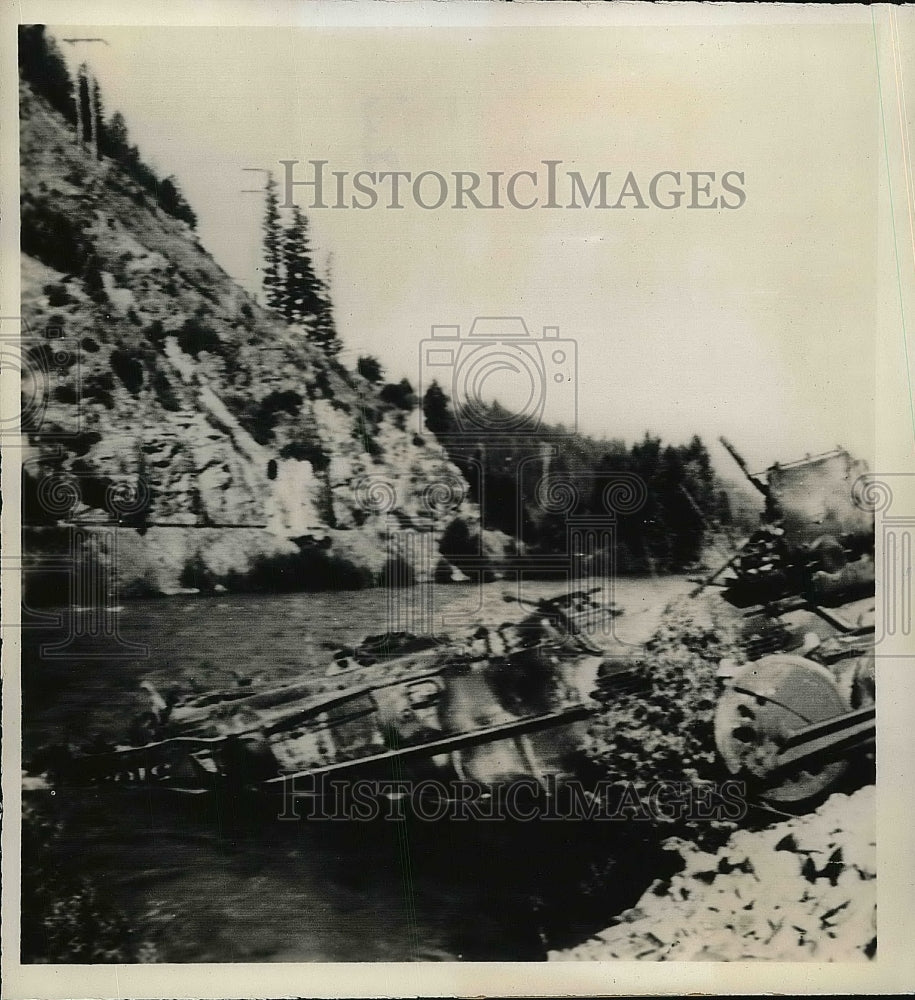 1939 Press Photo Engine in Waters of Clark Ford River - Historic Images