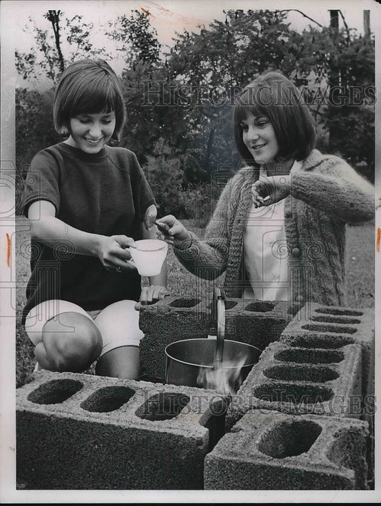 1965 Press Photo Bunny Zabraysick Macedonia Dutch Oven Cooking - nea80424-Historic Images