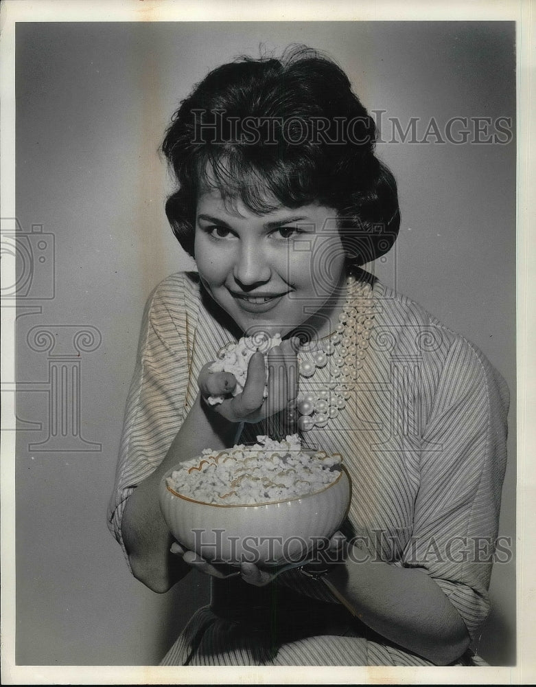 1961 Press Photo Pert Sandy Patterson Firestone Rubber Company Secretary - Historic Images