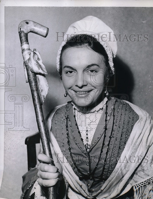 1956 Press Photo Pierette Lacaze Little Bo Peep Costume Paris France - Historic Images