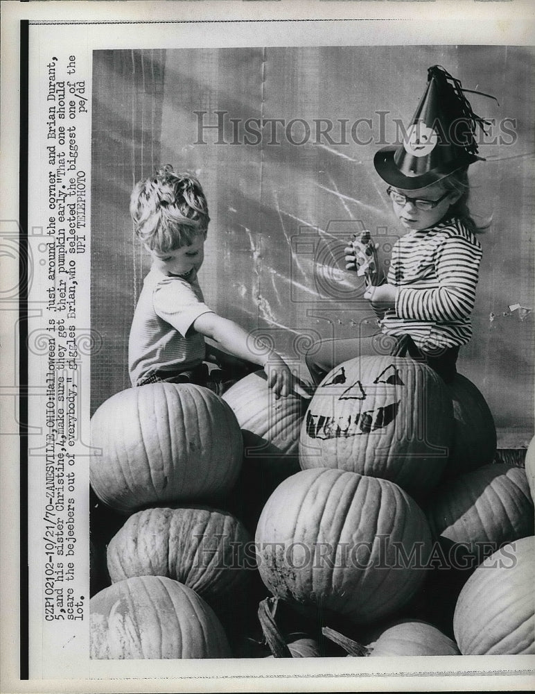 1970 Briant Durant, 5, his sister Christine, 4, picking out pumpkin - Historic Images