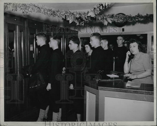 1944 Press Photo Lining up to use the new Telephone Booths - Historic Images
