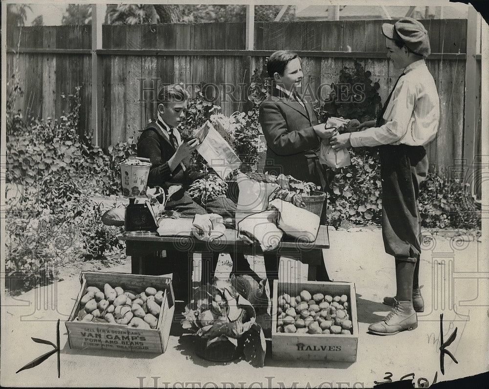 1923 Teenagers with Variety of Vegetables of Los Angeles School - Historic Images