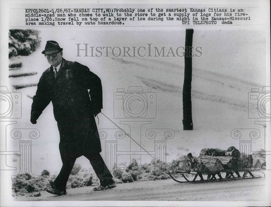 1968 Press Photo Citizen of Kansas City collecting firewood - nea80600-Historic Images