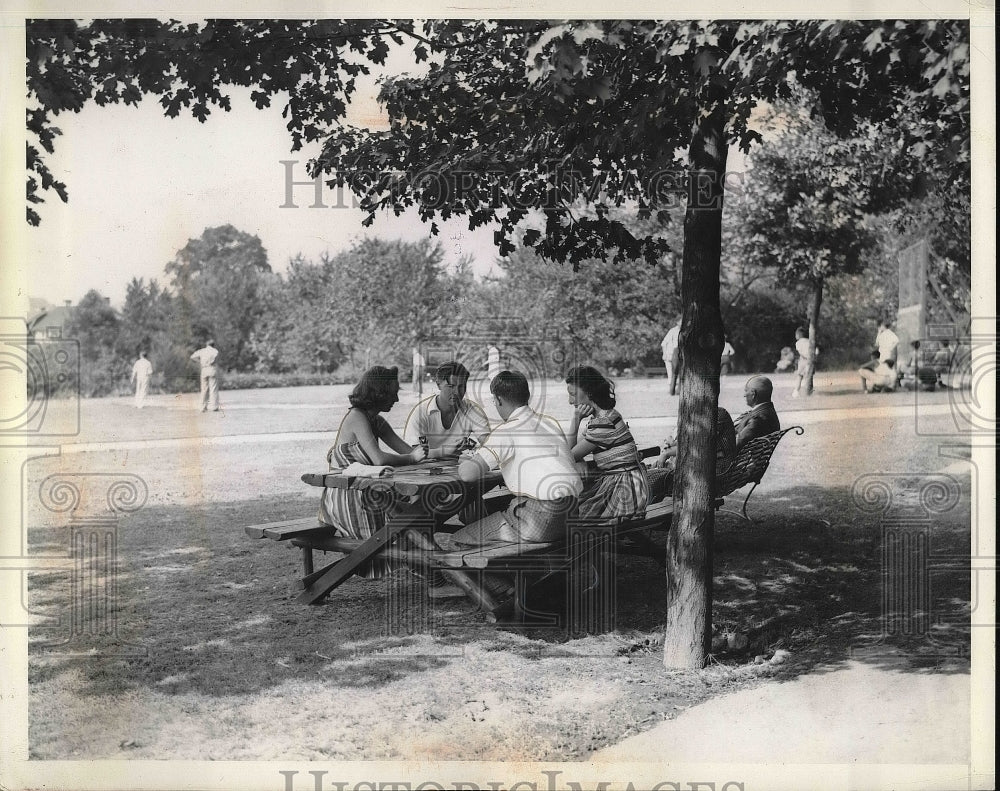 1938 Press Photo Playing cards in the shade at Cleveland Heights Park - Historic Images