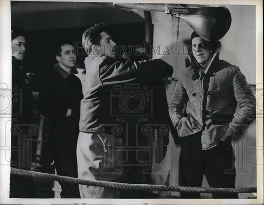 1943 Press Photo US Coast Guard Robert E Kilthau Charles Reid Leonard Derlethm - Historic Images