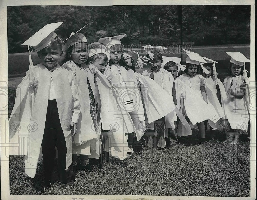 1944 Press Photo Chicago Illinois Columbus Park Kindergarten Students - Historic Images