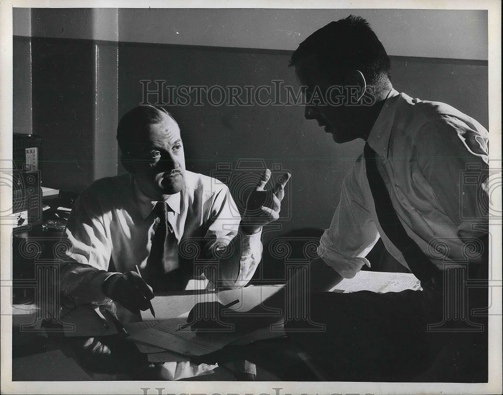 Press Photo Boyd Lewis speaks to a man - nea80723 - Historic Images