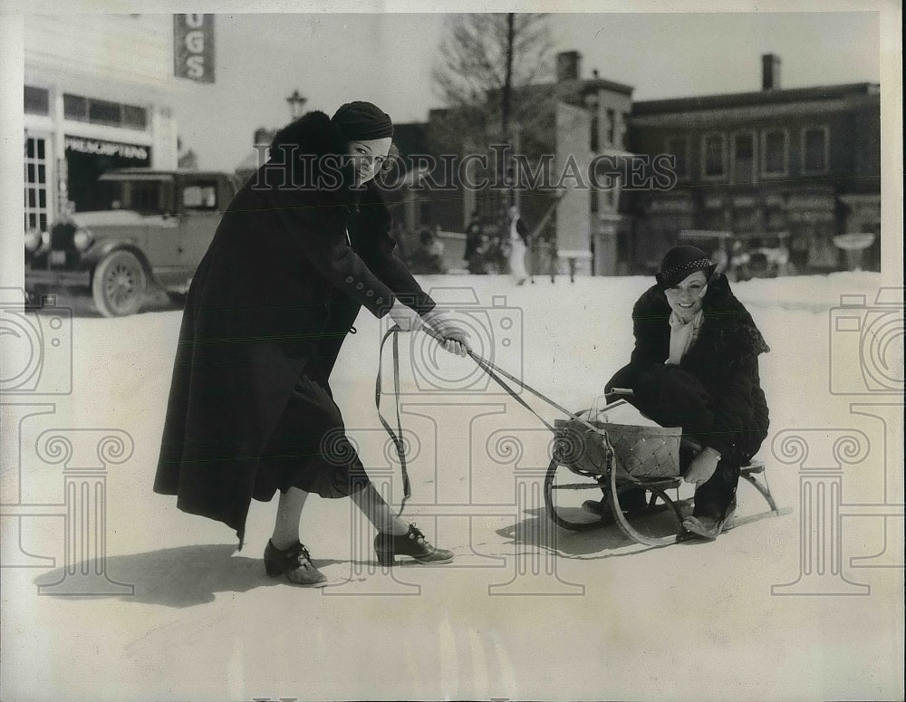 1933 Press Photo Josphening Loller Alice Arnold 90 Degrees synthetic snow - Historic Images