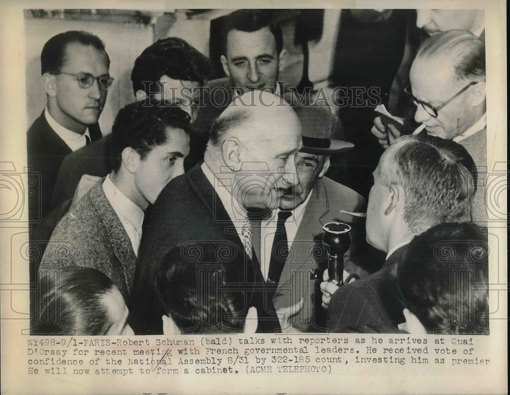 1948 Press Photo Robert Shyman talks with reporters Quai D&#39;Orsay - Historic Images