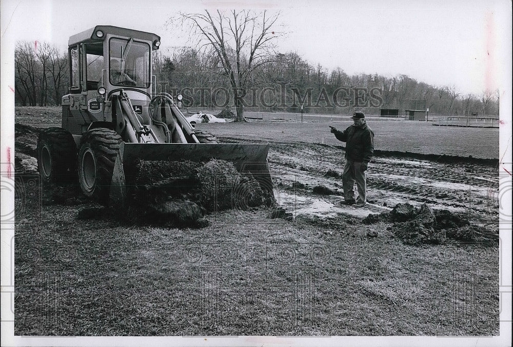 1974 Press Photo Foster Miller Painesville Service Dept Construction - Historic Images