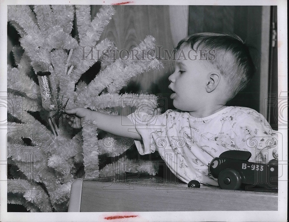 1959 Press Photo Matthew Vonderau Decorates Christmas Tree At Lakewood Hospital - Historic Images
