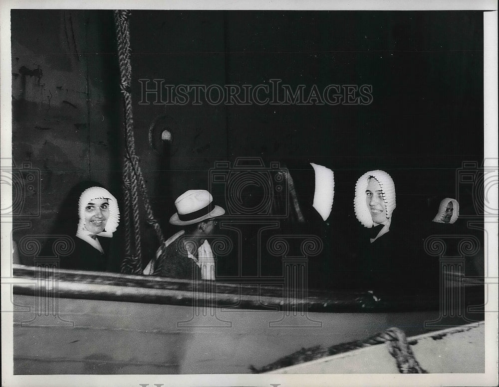 1943 Press Photo Catholic Sisters Of The Order Of Immaculate Being Rescued - Historic Images