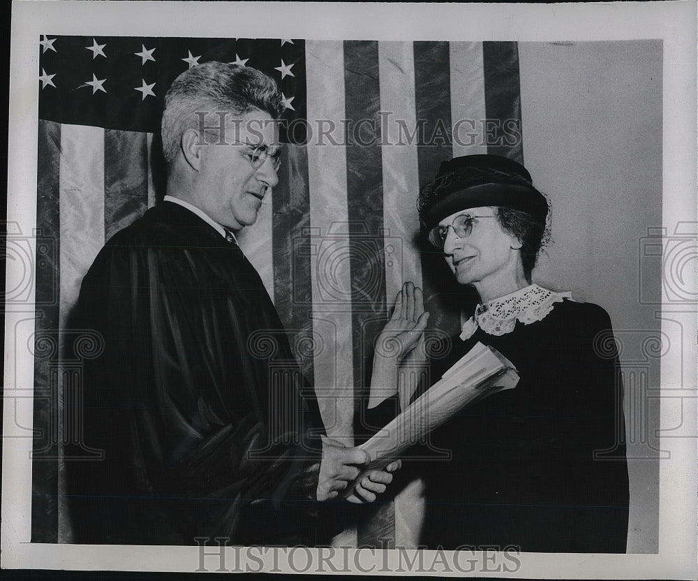 1943 Press Photo Mrs. Stella Leandowski Becomes Citizen - Historic Images