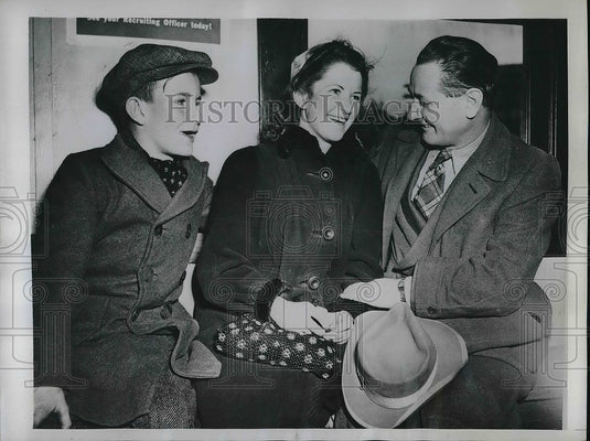 1946 Press Photo Carl Loth, Detroit Michigan Arnold, and Hildegard - Historic Images