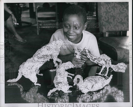 1952 Press Photo Lessie Watkins with her foil collection. - Historic Images