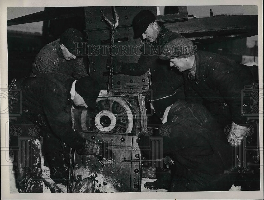 1940 Press Photo Workers at center road bridge - nea80986 - Historic Images