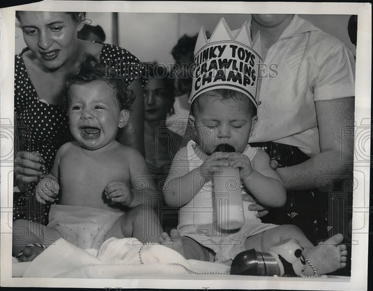 1955 Press Photo Laurie Berman and Carol Grownwalet at baby race - Historic Images
