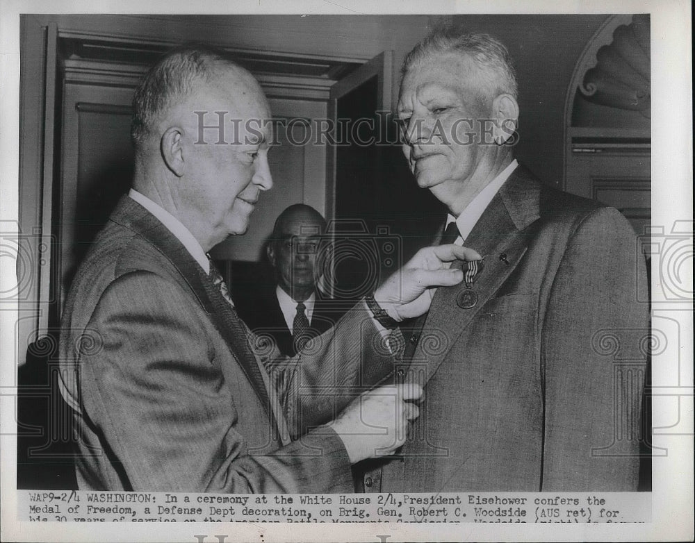 1954 Press Photo Pres. Eisenhower, Medal of Freedom, Brig. Gen. Robert Woodside - Historic Images