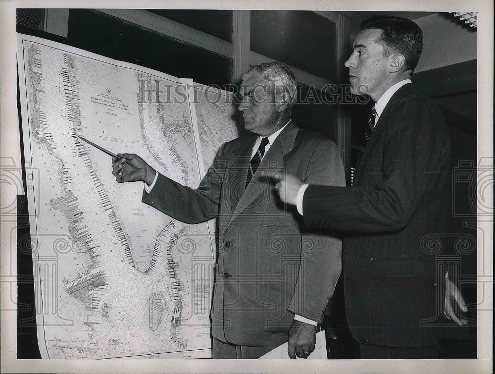 1935 Press Photo Percy Miller and Lawrence Walsh looking over map - Historic Images