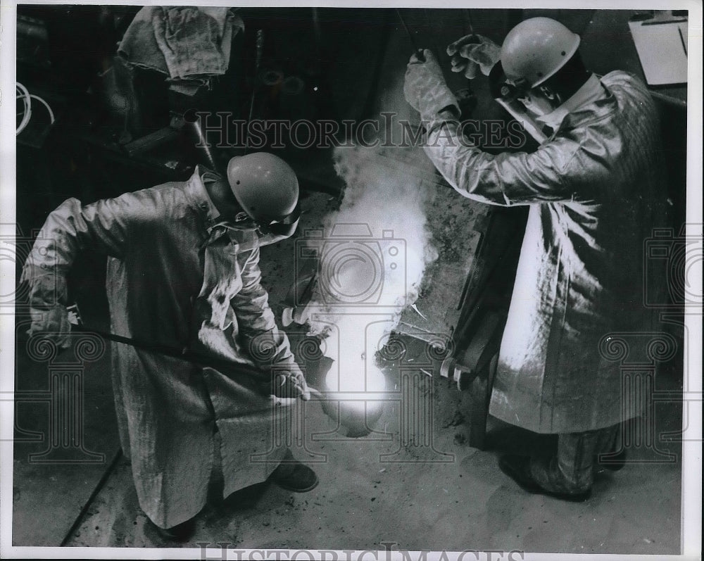 1961 Press Photo Workers at Ford Scientific Laboratory - nea81055-Historic Images