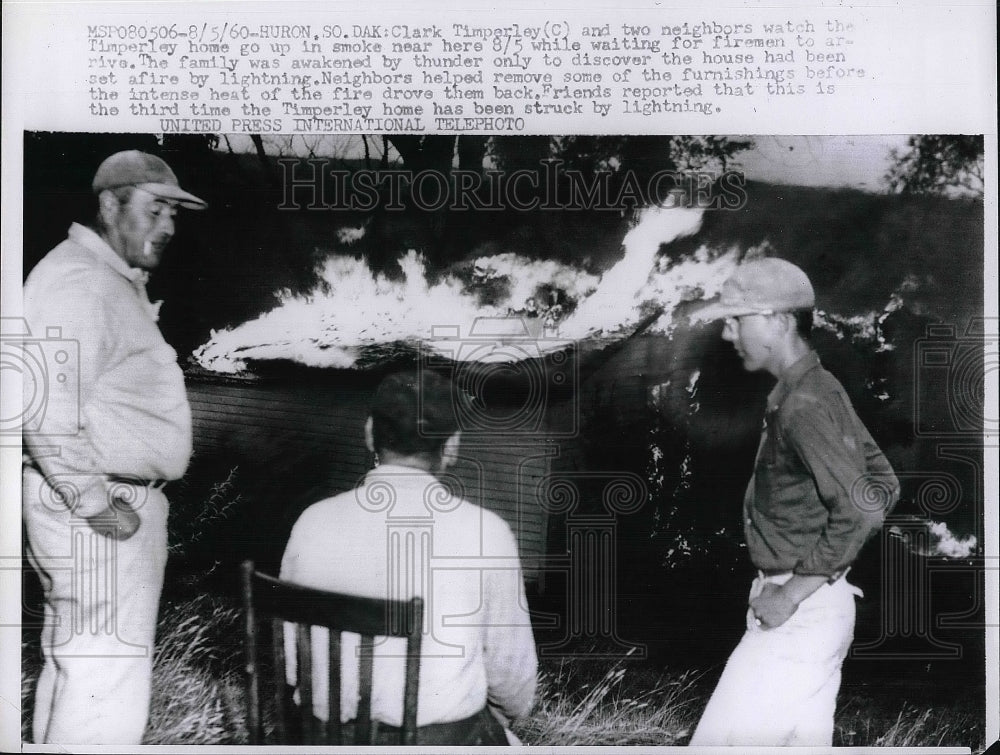 1960 Press Photo Clark Timberly watching his house burn - Historic Images