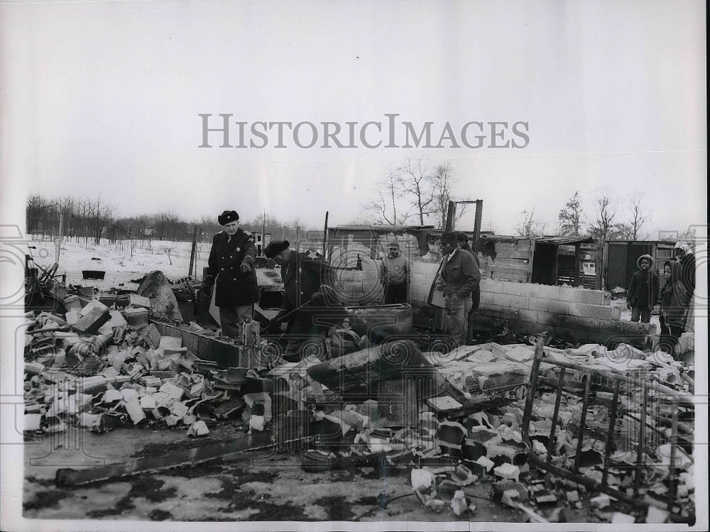 1959 Press Photo Officers looking over remains of house after fire - nea81112 - Historic Images