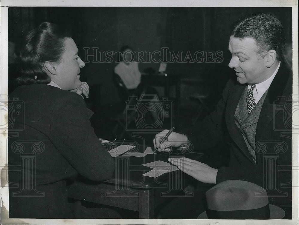 1942 Press Photo Dr. Robert Hutchins with Mrs. Robert Woellner - Historic Images