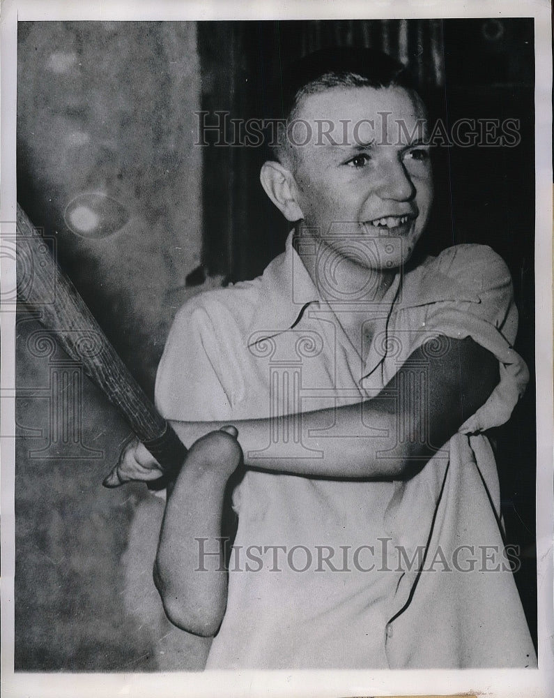 1960 Press Photo Frank "Sonny" Smith, Dexterous Without Hands - nea81211 - Historic Images