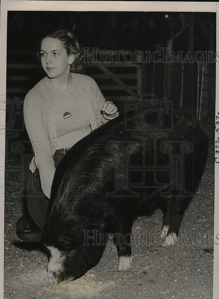 1936 Ruth Smith with Berkshire Barrow at Sylvania State College - Historic Images