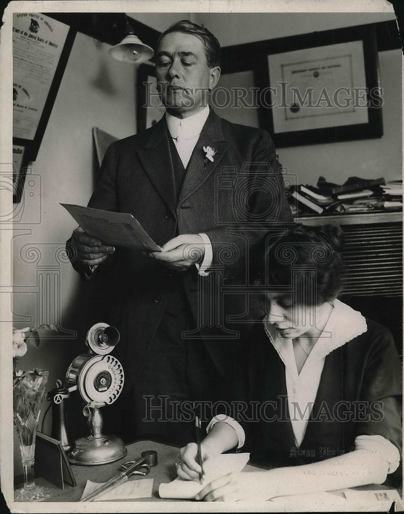 1924 Press Photo Newton Skinner dictating letter offering aid to Texans-Historic Images